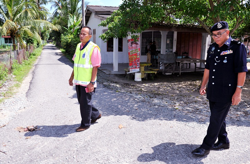 Ketua Polis Daerah Bachok, DSP Abdul Hamid Che Ahmad (kanan) menunjukkan tempat mangsa, Muhammad Izzatullah Aripin, yang cedera ditembak dua orang tidak dikenali di Kampung Kubang Nibong, Beris Kubur Besar, awal pagi tadi.  u00e2u20acu201d Foto Bernama