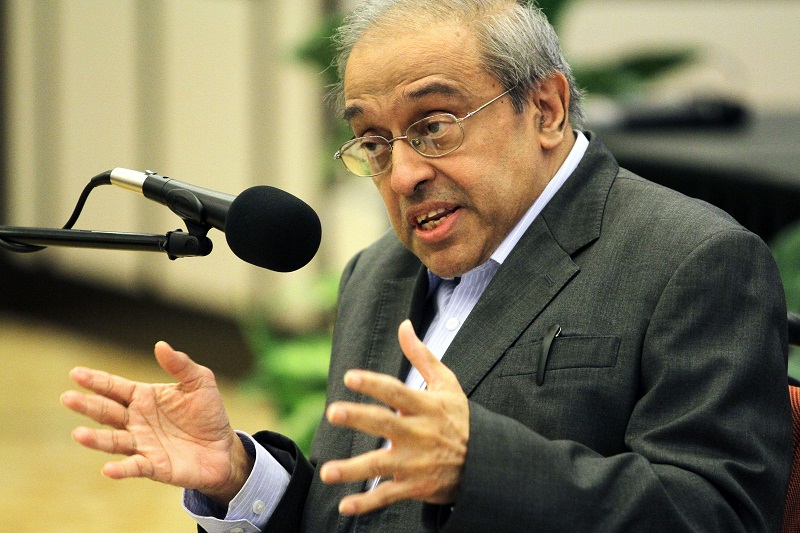Dr Chandra Muzaffar speaks at the G25 forum titled u00e2u20acu02dcIslam in a Constitutional Democracyu00e2u20acu2122 at the Persatuan Alumni Universiti Malaya (PAUM) Club House in Kuala Lumpur, December 5, 2015. u00e2u20acu201d Picture by Yusof Mat Isa