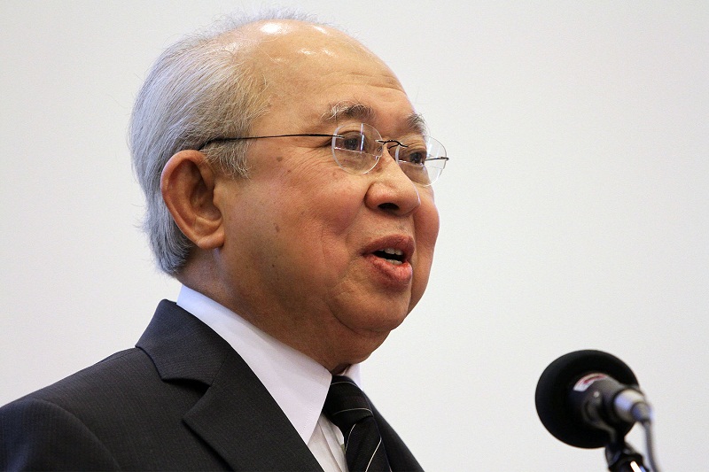 Tengku Razaleigh Hamzah delivers his keynote speech at the u00e2u20acu02dcIslam in a Constitutional Democracyu00e2u20acu2122 forum organised by civil society group G25 in Kuala Lumpur, December 5, 2015. u00e2u20acu201d Picture by Yusof Mat Isa