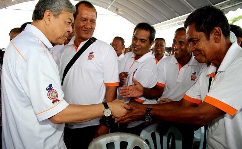 Deputy Prime Minister Datuk Seri Dr Ahmad Zahid Hamidi (left) is greeted by participants after closing the One Comminity One RTD programme in Bagan Datoh, December 5, 2015. u00e2u20acu201d Bernama pic