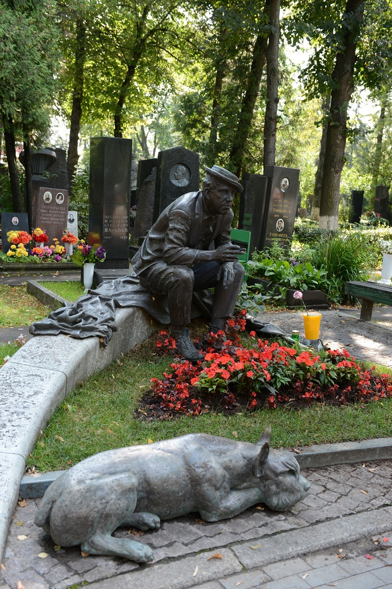 The grave of actor Yuri Nikullin located at Novodevichy cemetery. u00e2u20acu201d Picture courtesy of Free Wind 2014 
