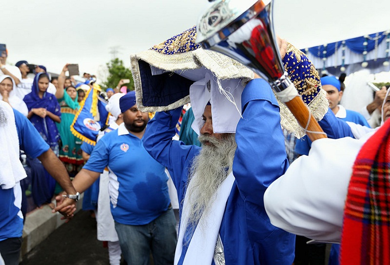 A u00e2u20acu02dcpanj pyareu00e2u20acu2122 carrying the Sikh holy book u00e2u20acu02dcGuru Granth Sahibu00e2u20acu2122 to the new gurdwara building. u00e2u20acu201d Picture by Malay Mail