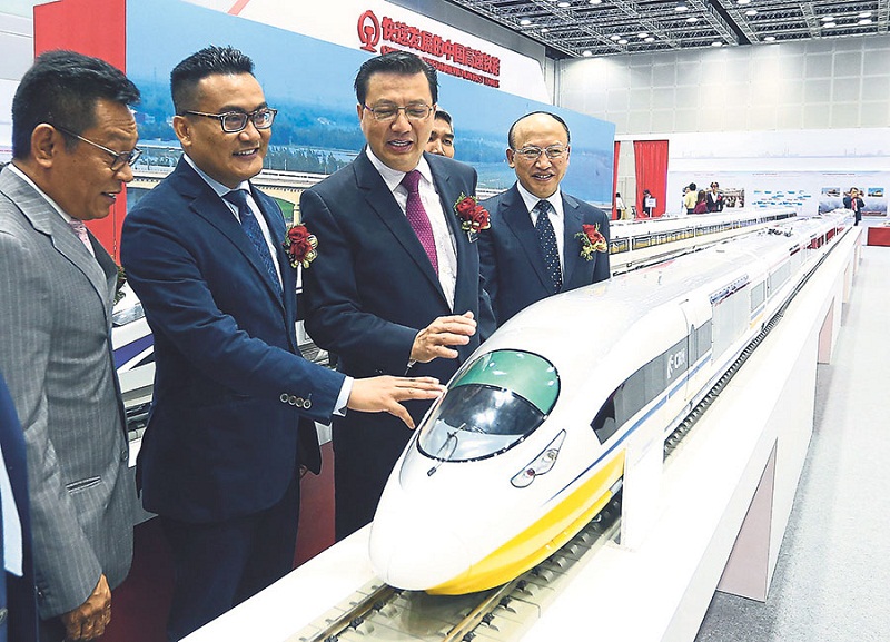 (From left) MYHSR Corp chief executive officer (CEO) Mohd Nur Ismal Mohamed Kamal, SPAD CEO Azharuddin Mat Sah, Liow and China Railwayu00e2u20acu2122s chief engineer He Hua Wu look at a train model at the China High Speed Train exhibition at KLCC. u00e2u20acu201d Picture by Raza