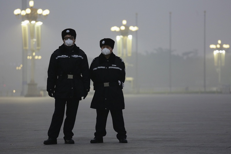 Policemen wear protective masks at the Tiananmen Square on an extremely polluted day as hazardous, choking smog continues to blanket Beijing, China December 1, 2015. u00e2u20acu201d Reuters pic