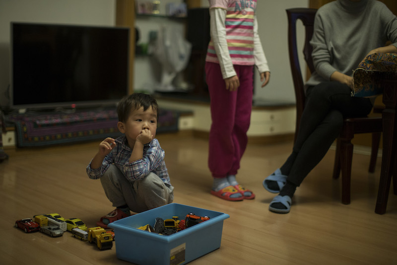 Ma Chenlei with her daughter, Yifan, 7, and son, Yichen, 3, during a day of closed schools in Beijing, December 9, 2015. u00e2u20acu201d Picture by Li Qiang/The New York Times