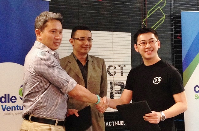 CSV CEO Aziz Hussein (left) seals the deal with Involve Asia CEO Jimmy How as Cradle Fund CEO Nazrin Hassan (centre) looks on. u00e2u20acu201d DNA pic