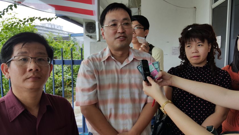 Sarawak DAP chairman Chong Chieng Jen speaking to reporters after lodging a police report in Kuching, December 26, 2015. u00e2u20acu201d Picture by Sulok Tawien