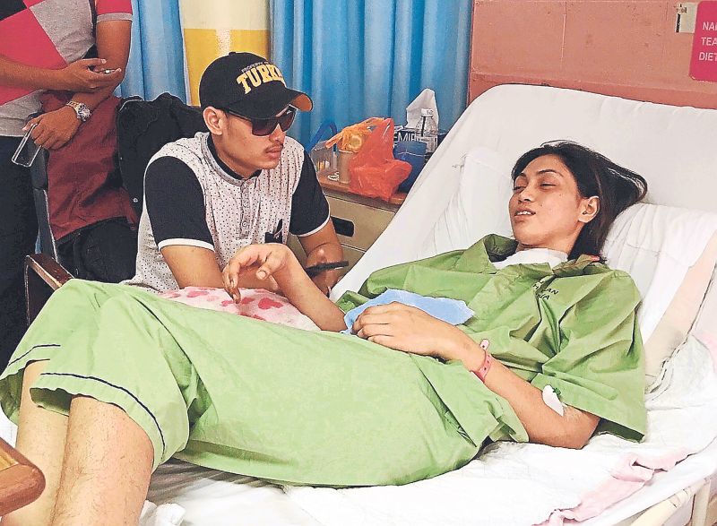 Policewoman Normaswanida Alias and Hairi at the Kuala Lumpur Hospital yesterday. u00e2u20acu2022 Malay Mail pic