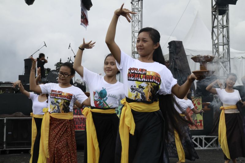 Seni tari melawan. ― Foto oleh Hadhi Kusuma