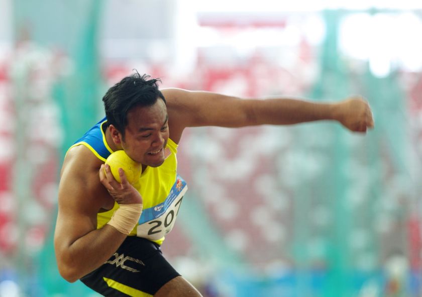 Atlet negara, Muhammad Ziyad Zolkefli melakukan lontaran dalam acara lontar peluru F20 pada temasya Sukan Para Asean Kelapan, Isnin, yang menghasilkan pingat emas. u00e2u20acu201d Foto Bernama