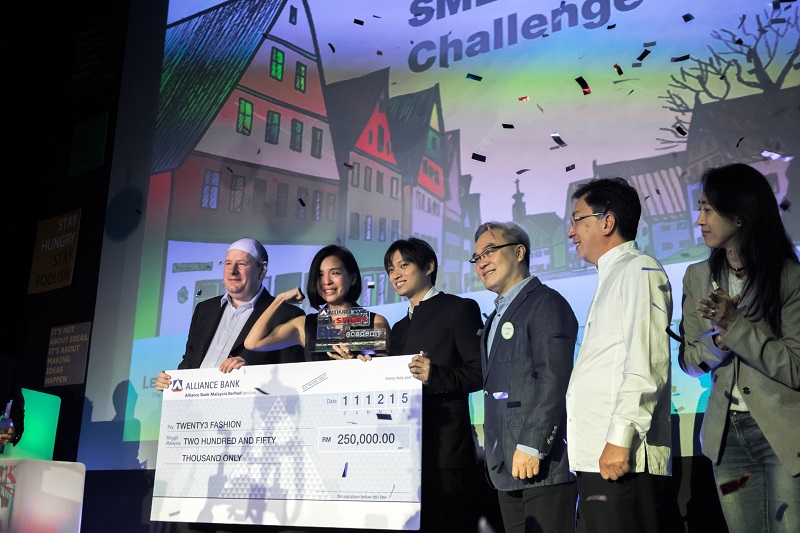 Twenty3 founder and CEO Sherlyn Tan and deputy CEO Barry Ooi (centre) flanked by Tan Sri Liew Kee Sin and other judges accepting the main prize of the Alliance Bank BizSmart SME Innovation Challenge 2015. u00e2u20acu201d Picture courtesy of Twenty3