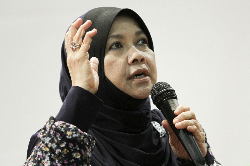 Prof. Dr. Muhaya Mohamad speaks during a Health Ministry forum on vaping in Putrajaya, December 2, 2015. u00e2u20acu201d Picture by Yusof Mat Isa