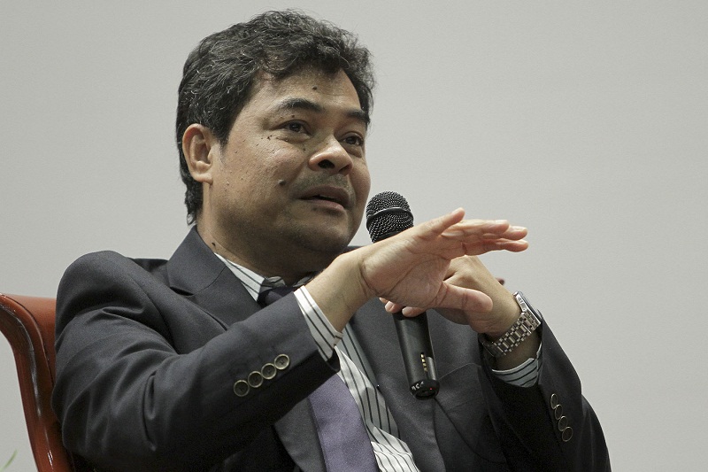 Dr Jamalul Azizi Abdul Rahman speaks during a Health Ministry forum on vaping in Putrajaya, December 2, 2015. u00e2u20acu201d Picture by Yusof Mat Isa