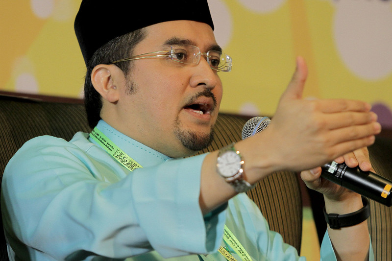 Senator Datuk Dr Asyraf Wajdi Dsuki speaks at the Al-Azhar Alumni Regional Meet 2015 at Grand Seasons Hotel in Kuala Lumpur, December 17, 2015. u00e2u20acu201d Picture by Yusof Mat Isa