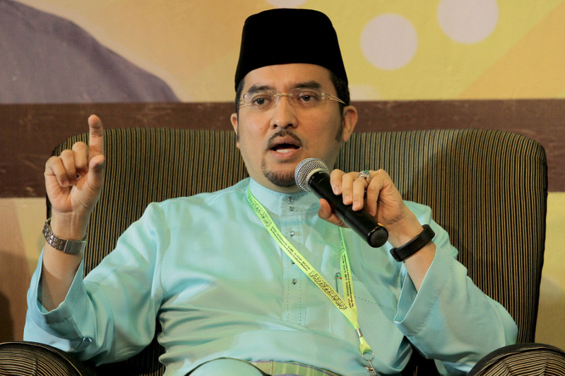 Senator Datuk Dr Asyraf Wajdi Dsuki speaks at the Al-Azhar Alumni Regional Meet 2015 at Grand Seasons Hotel in Kuala Lumpur, December 17, 2015. u00e2u20acu201d Picture by Yusof Mat Isa