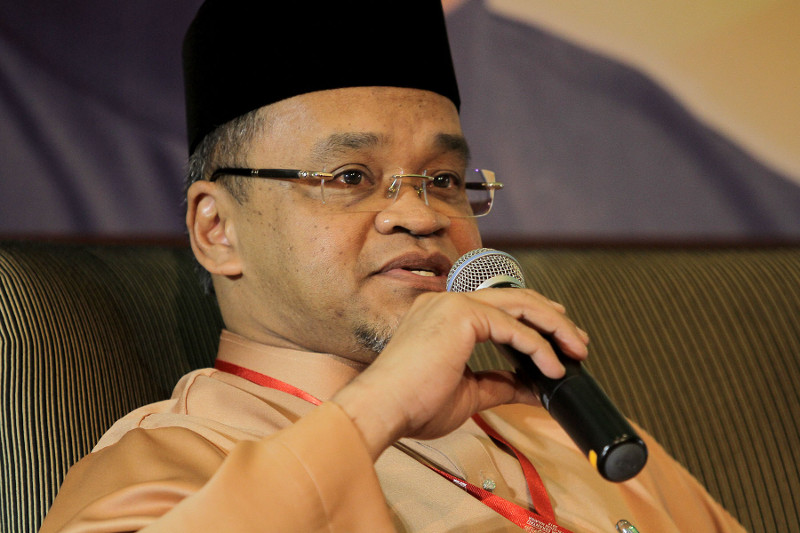Global Movement of Moderates CEO Nasharudin Mat Isa speaks at the Al-Azhar Alumni Regional Meet 2015 at Grand Seasons Hotel in Kuala Lumpur, December 17, 2015. u00e2u20acu201d Picture by Yusof Mat Isa