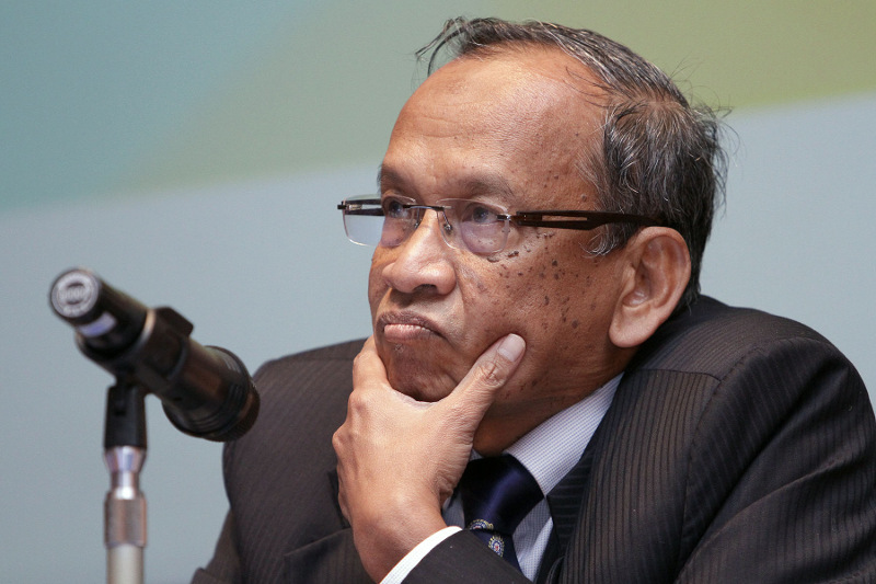 Auditor-General Tan Sri Ambrin Buang is pictured during a media session on the third series of the 2014 Auditor-Generalu00e2u20acu2122s Report, in Putrajaya, Dec 2, 2015. u00e2u20acu201d Picture by Yusof Mat Isa