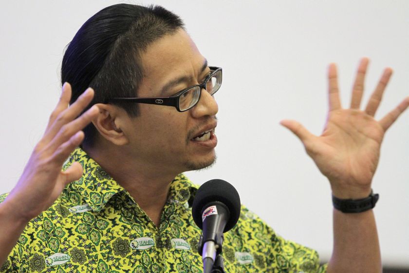 Professor Azmi Sharom is one of the speakers at the u00e2u20acu02dcIslam in a constitutional democracyu00e2u20acu2122 forum organised by civil society group G25 in Kuala Lumpur, December 5, 2015. u00e2u20acu201d Picture by Yusof Mat Isa