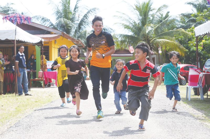 Sprinter Badrul Hisyam Abdul Manap (centre) may not be able to have his name in the record books. u00e2u20acu201d Malay Mail pic