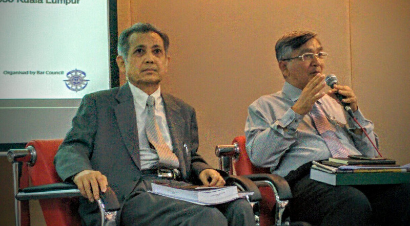 (From left) Former Court of Appeals judges Datuk Mohd Hishamudin Mohd Yunus and Datuk Ariff Md Yusof at a Bar Council forum in Kuala Lumpur December 19, 2015. u00e2u20acu201d Picture by Mayuri Mei Lin