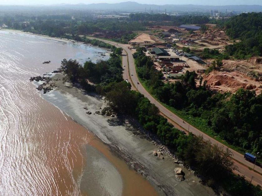 Ahli parlimen Kuantan, Fuziah Salleh, mendakwa laut bertukar merah di sepanjang 10km pantai, dari pelabuhan Kuantan ke Pantai Batu Hitam, akibat pencemaran bauksit dari Sungai Pengorak dan Sungai Balok. u00e2u20acu2022 Foto ehsan Facebook/Fuziah Salleh 