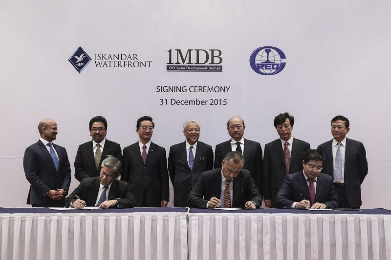 (Seated, from left) 1MDBu00e2u20acu2122s Tan Sri Lodin Wok Kamaruddin,  Director of Iskandar Waterfront Holding, Abdul Razak Yussof and Managing Director of China Railway Engineering Corp, Cai Zemin at Bandar Malaysiau00e2u20acu2122s signing ceremony in Kuala Lumpur, December 31