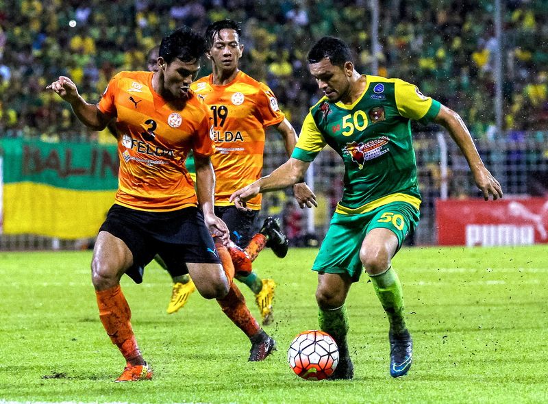 Pemain Kedah Sandro Da Silva (kanan) cuba melepasi pemain Felda United Shahrul Saad (kiri) ketika perlawanan separuh akhir pertama Piala Malaysia 2015 di Stadium Majlis Perbandaran Selayang, Kuala Lumpur, 2 Disember 2015. u00e2u20acu201d Foto Bernama