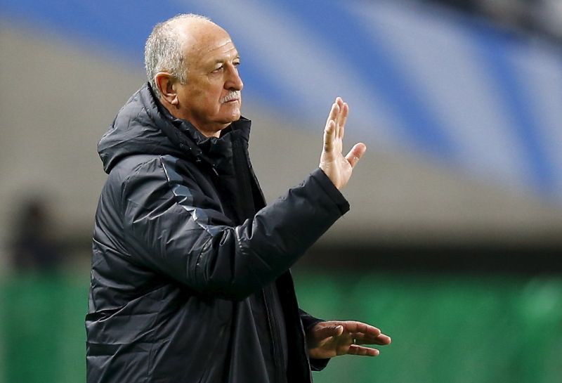 Luiz Felipe Scolari, Brazilian head coach of Chinau00e2u20acu2122s Guangzhou Evergrande, directs his players, Club World Cup quarter-final against Mexicou00e2u20acu2122s Club America, Osaka, December 13, 2015, winning 2-1. REUTERS/Thomas Peter
