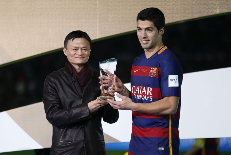 Luis Suarez receives the Most Valuable Player award from Alibaba Group’s Jack Ma.