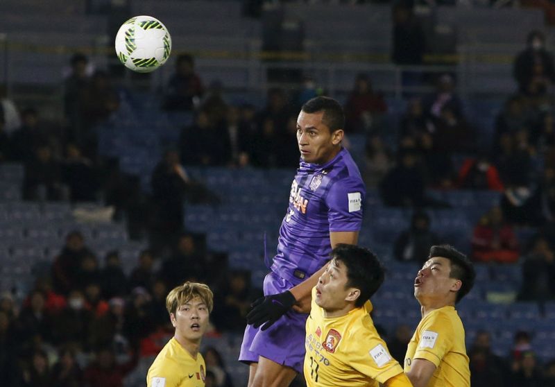 Douglas (top) of Japanu00e2u20acu2122s Sanfrecce Hiroshima heads home the winner, Club World Cup third-place match against Chinau00e2u20acu2122s Guangzhou Evergrande, Yokohama, Japan, December 20, 2015, for 2-1 win. REUTERS/Yuya Shino