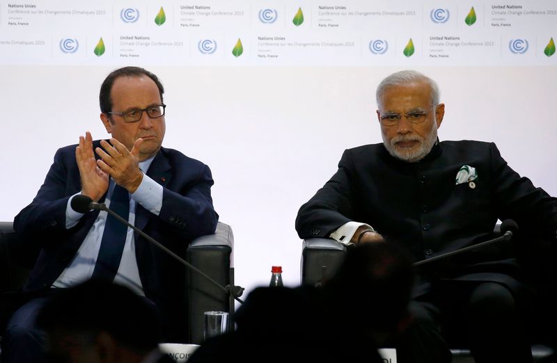 French President Francois Hollande (left) and India's Prime Minister Narendra Modi at the World Climate Change Conference 2015 at Le Bourget, near Paris, November 30, 2015. u00e2u20acu201d Reuters pic