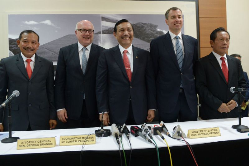 Indonesian National Police Chief Badrodin Haiti (left) with Australian and Indonesian justice and security ministers and officials at a bilateral meeting in Jakarta, December 21, 2015. AFP PHOTO / ADEK BERRY