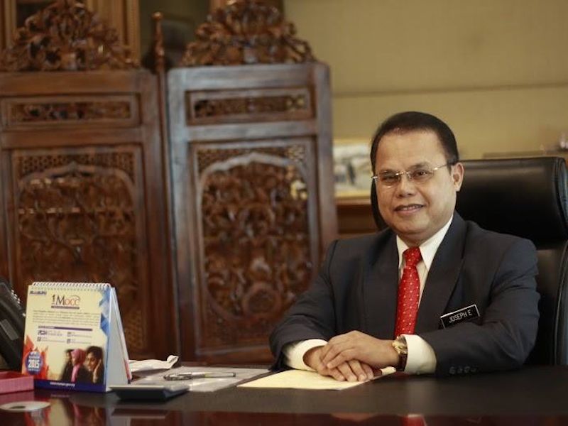 Datuk Joseph Entulu Belaun, 61, mendirikan rumah tangga dengan Jacklyne Anthony, 28 kelmarin. u00e2u20acu201d Foto ehsan Facebook/Joseph Entulu Belaun