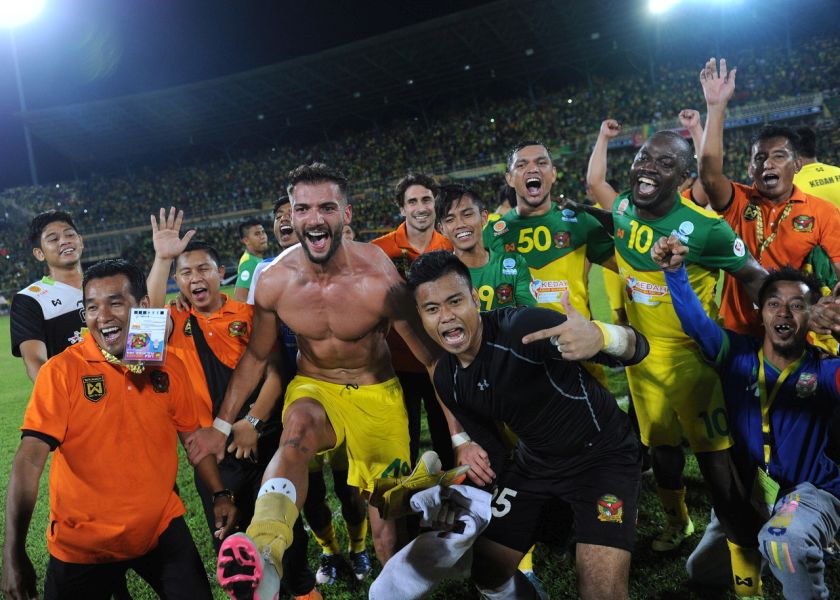 Para pemain pasukan Kedah meraikan kejayaan mereka mara ke perlawanan akhir selepas menewaskan Felda United 2-1 pada perlawanan separuh akhir kedua Piala Malaysia di Stadium Darul Aman malam semalam. u00e2u20acu201d Foto Bernama