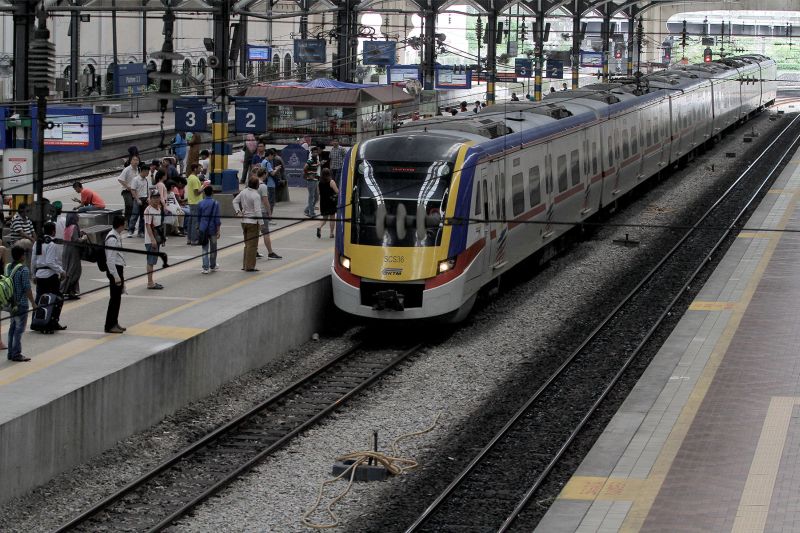 People are seen waiting for the komuter train at the railway station in Kuala Lumpur, December 23, 2015. u00e2u20acu2022 Picture by Yusof Mat Isa