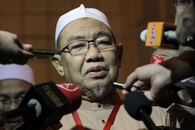 Perak mufti, Tan Sri Harussani Zakaria speaks to reporters at the Al-Azhar Alumni Regional Meet 2015 at Grand Seasons Hotel in Kuala Lumpur, December 17, 2015. u00e2u20acu2022 Picture by Yusof Mat Isa