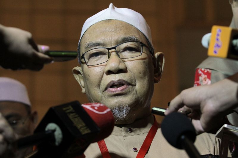 Perak mufti, Tan Sri Harussani Zakaria speaks to reporters at the Al-Azhar Alumni Regional Meet 2015 at Grand Seasons Hotel in Kuala Lumpur, December 17, 2015. u00e2u20acu2022 Picture by Yusof Mat Isa