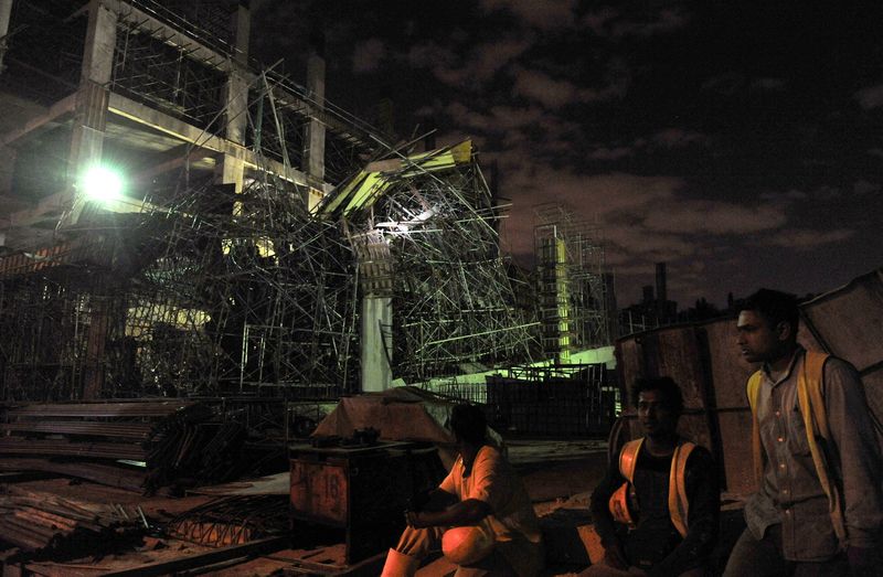 Sebahagian struktur bangunan yang sedang dalam pembinaan yang runtuh di Malawati Mall,Taman Melawati malam ini. u00e2u20acu201d Foto Bernama