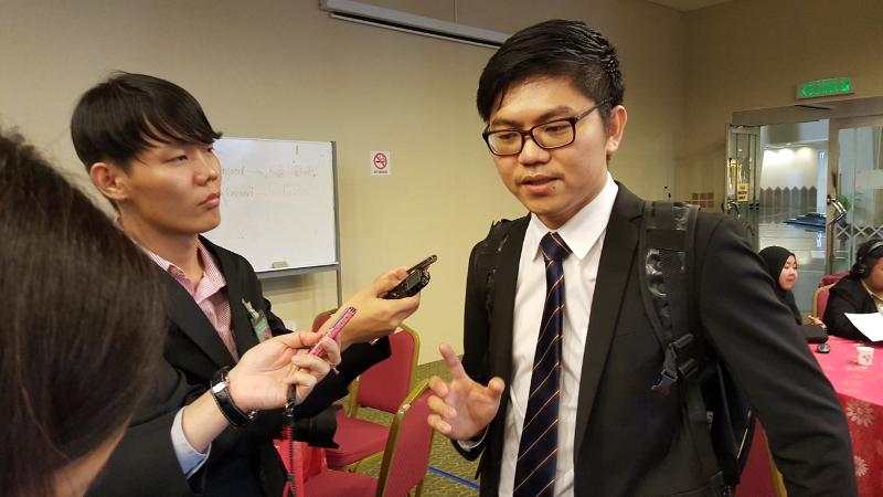 DAPu00e2u20acu2122s Padungan assemblyman Wong King Wei expressed concern today over the presence of SB officers inside the Sarawak assembly chamber. u00e2u20acu201d Picture by Sulok Tawie