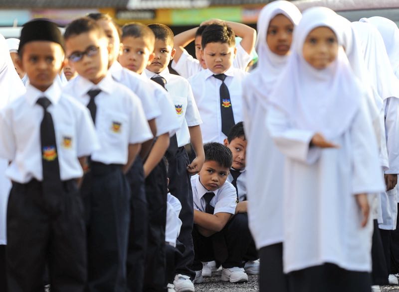 Gelagat murid tahun satu pada perhimpunan pagi pertama sesi persekolahan 2016 di Sekolah Kebangsaan Gerigih dekat Alor Setar. u00e2u20acu201d Foto Bernama 