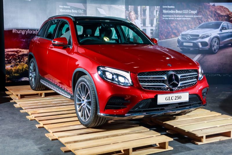 Power for the Mercedes-Benz GLC comes in the form of a 4-cylinder direct injection turbocharged gasoline engine, the same one that powers the A250, with 211 horsepower and 350Nm of torque available form 1,200 rpm to 4,000 rpm. 