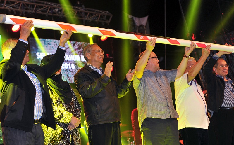 Sarawak Chief Minister Tan Sri Adenan Satem (third from right) at the New Yearu00e2u20acu2122s Eve celebrations and the countdown to a toll-free Sarawak at the Tun Datuk Patinggi Abang Mohammad Salahuddin bridge toll plaza, Kuching, December 31, 2015. u00e2u20acu201dBernama pic