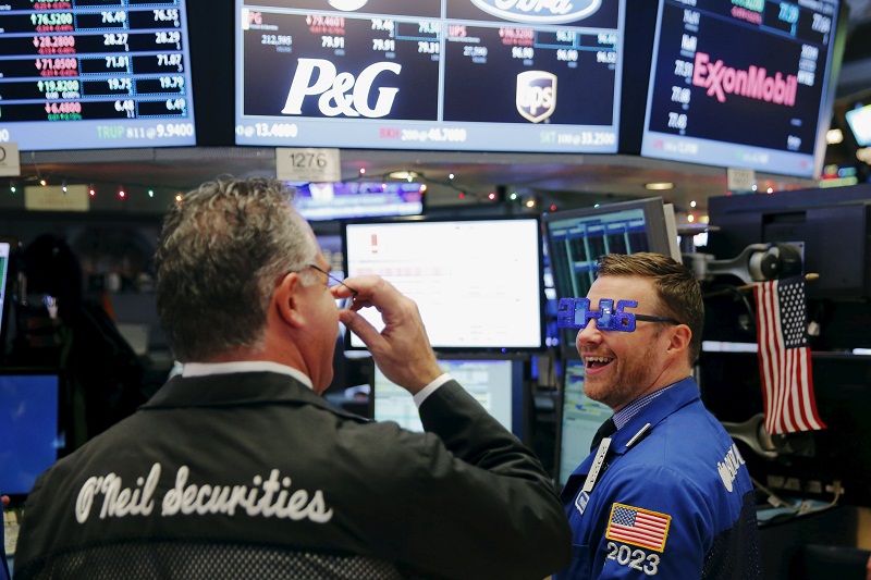A trader wears plastic glasses to celebrate the last trading day of 2015 while working on the floor of the New York Stock Exchange shortly after the opening bell in New York December 31, 2015. u00e2u20acu201d Reuters pic