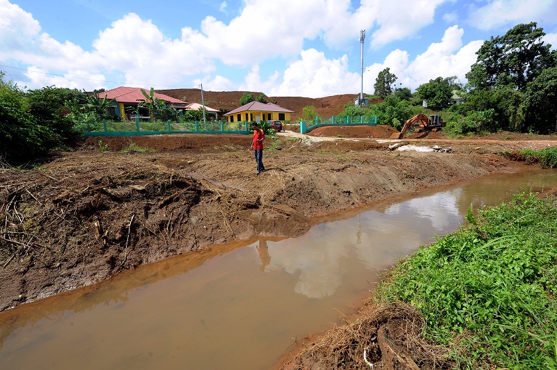 A view of Sungai Balok in Kuantan, Pahang. The river has turned red, believed due to bauxite pollution. Picture taken December 3, 2015. u00e2u20acu201d Bernama pic