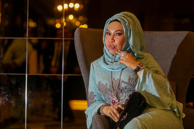 Datuk Seri Vida had only just settled her ‘fake diamond’ dispute with Wan Aishah yesterday, but she might have more to come. — Picture by Choo Choy May