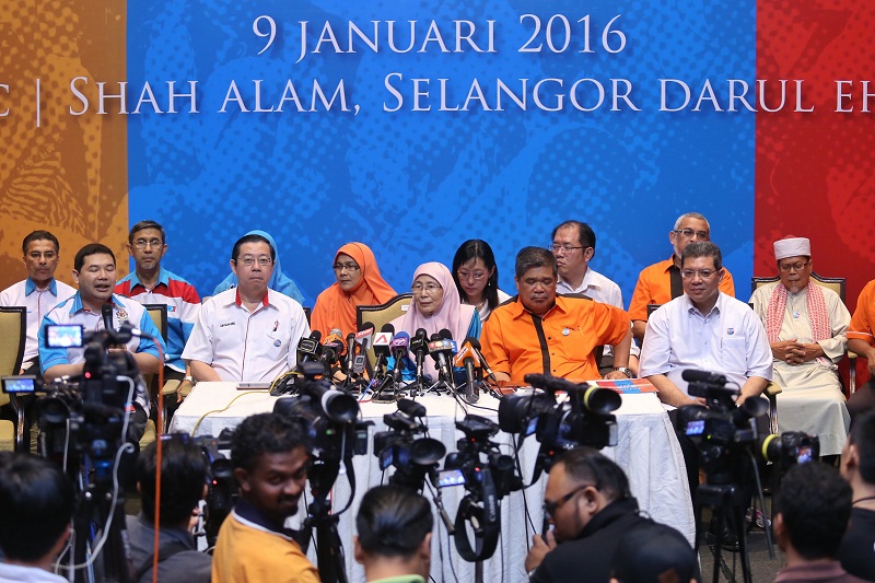 Pakatan Harapan leaders hold a press conference after the coalition's leadership conference in Shah Alam, January 9, 2016. u00e2u20acu201d Picture by Saw Siow Feng 