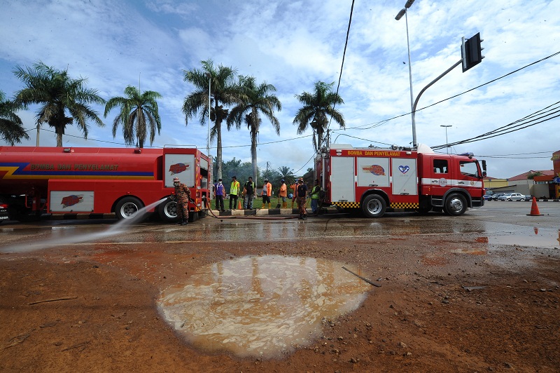 Clean up activities were also being carried out by Kuantan Municipal Council and firefighters at several areas, including the areas stretching from Jalan Sungai Lembing heading to Felda Kampung Bukit Goh on January 15, 2016. u00e2u20acu201d Bernama pic  
