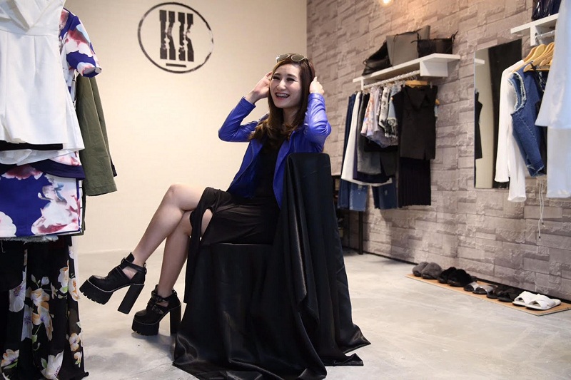 Keli Lim, owner of www.kikikeli.com.