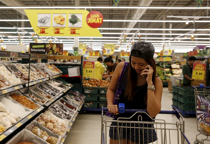 Shoppers are seen at a Tesco Extra store in Kuala Lumpur in this July 6, 2015 file photo. u00e2u20acu201d Reuters pic