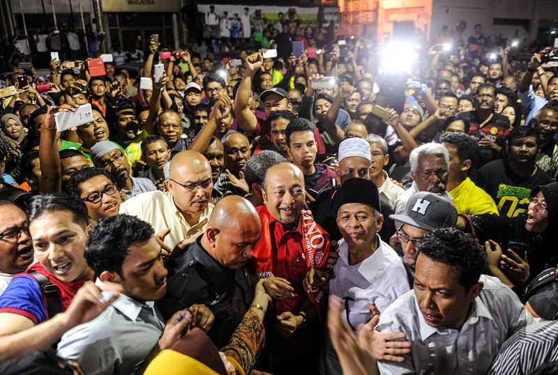 Mentri Besar Kedah Datuk Seri Mukhriz Tun Mahathir (tengah) disambut meriah ketika hadir di hadapan Bangunan Tunku semalam. u00e2u20acu201d Foto Bernama